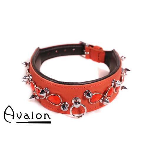 Avalon - DEFIANCE - Collar med Spisse Nagler og Røde Stener - Rødt og Svart Avalon - DEFIANCE - Collar med Spisse Nagler og Røde Stener - Rødt og Svart